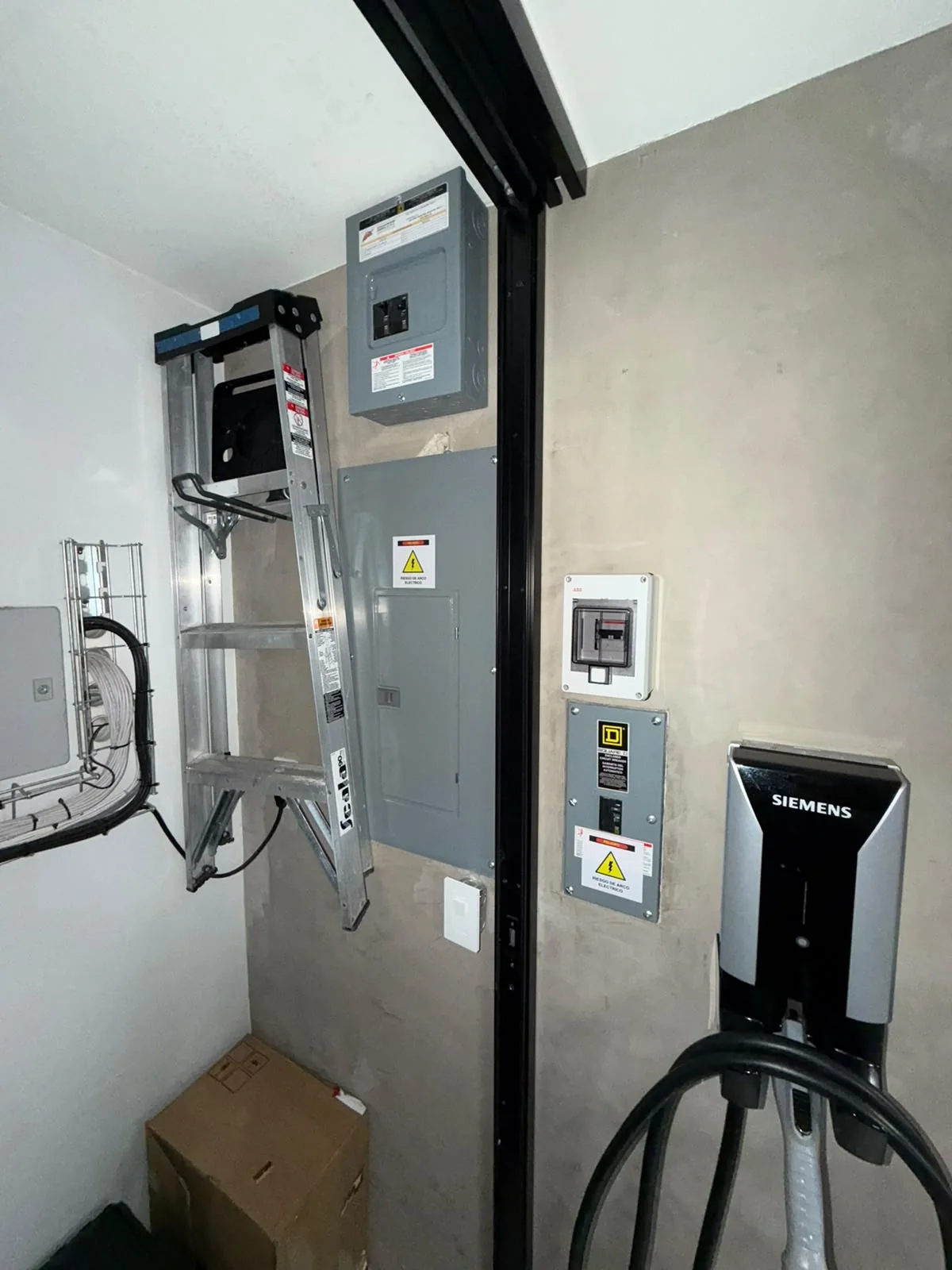 Tableros eléctricos y dispositivos montados sobre un muro interior.